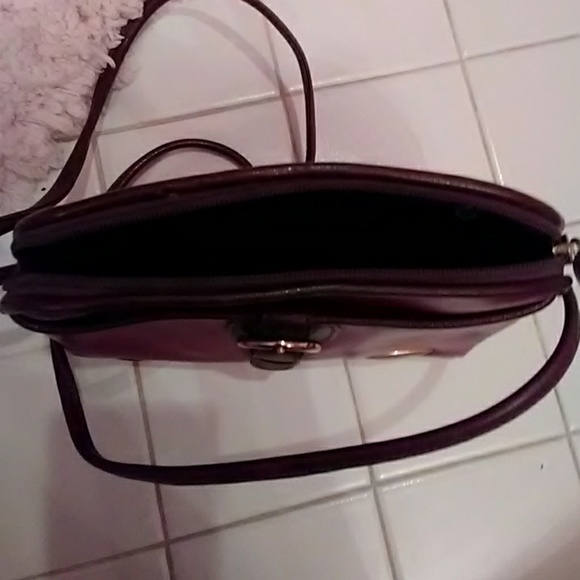 Deep red Liz Claiborne shoulder bag - Picture 3 of 4